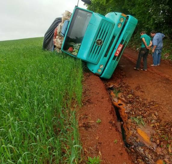 Empresário relata sérios problemas com estrada de acesso a sua empresa, no interior de Três de Maio - foto 3