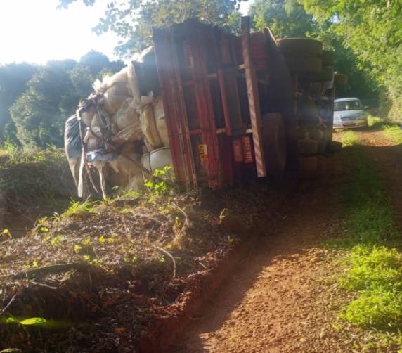Empresário relata sérios problemas com estrada de acesso a sua empresa, no interior de Três de Maio - foto 5