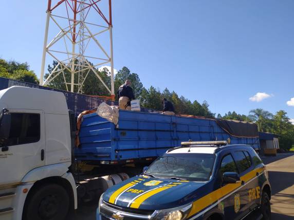 Um contrabandista foi preso dirigindo uma carreta carregada com mais de 10 toneladas de agrotóxicos estrangeiros
