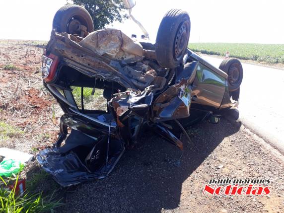Veículo capota após colisão na RS 342 em Três de Maio - foto 2