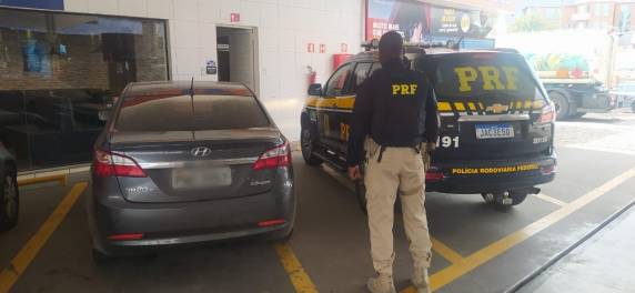 Ele foi surpreendido pela polícia durante o golpe, quando aguardava a vítima para receber o documento do carro que trocou por uma camionete clonada