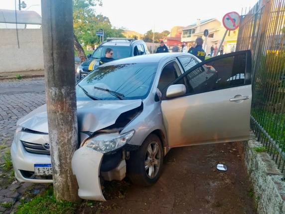 Ele tentou fugir e bateu o carro num poste