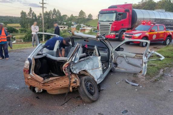 Colisão envolvendo carro e caminhão aconteceu no trevo de acesso secundário ao município.