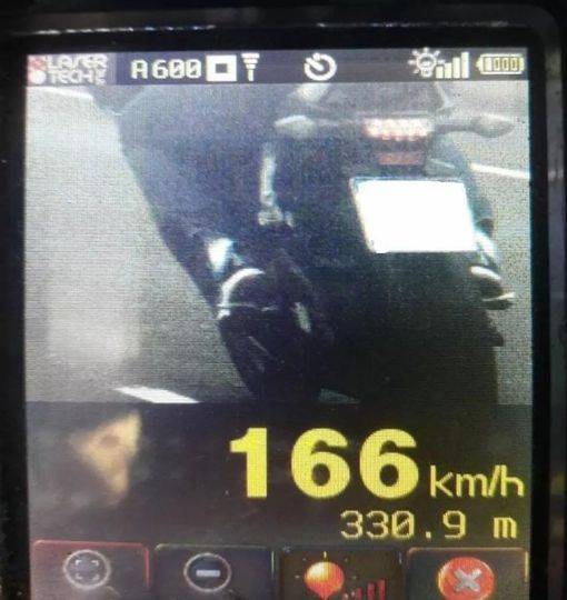 Em outro trecho da rodovia, um radar flagrou uma moto a a 153 km/h. Transitar em velocidade acima do limite da rodovia em mais de 50% é infração gravíssima, com multa de R$ 880,41 e suspensão da carteira.