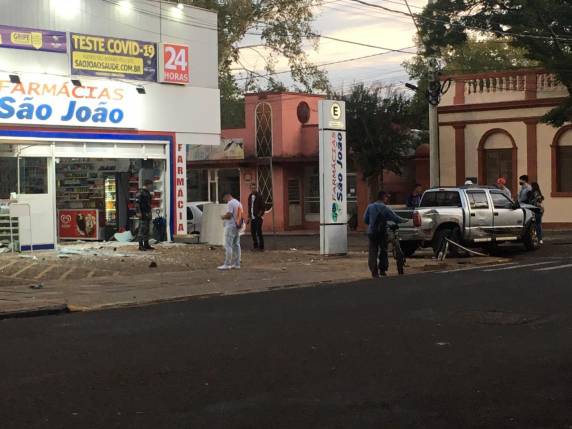 Veículo envolvido em acidente invade farmácia no Centro de São Luiz Gonzaga - foto 3