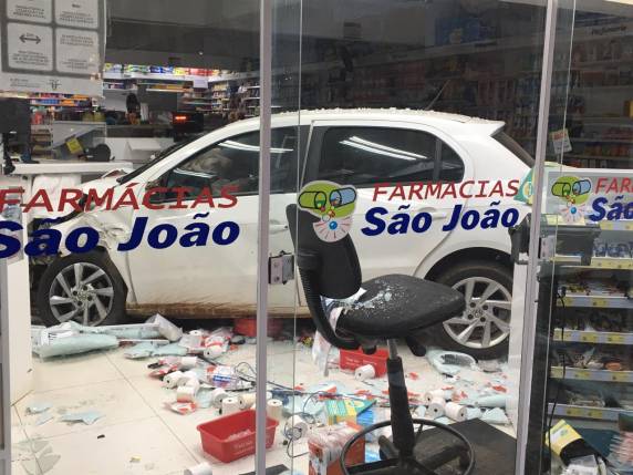 Veículo envolvido em acidente invade farmácia no Centro de São Luiz Gonzaga - foto 5