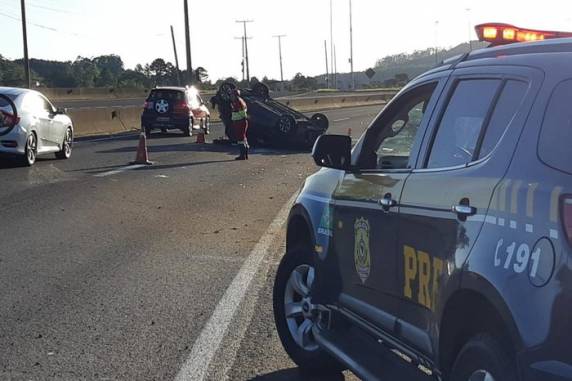 BR-101 está parcialmente bloqueada no Litoral Norte devido a capotamento