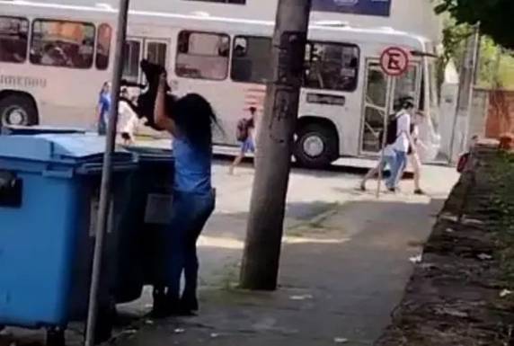 Caso ocorreu em Blumenau e repercute nas redes sociais. Suspeita foi intimada pela Polícia Civil.