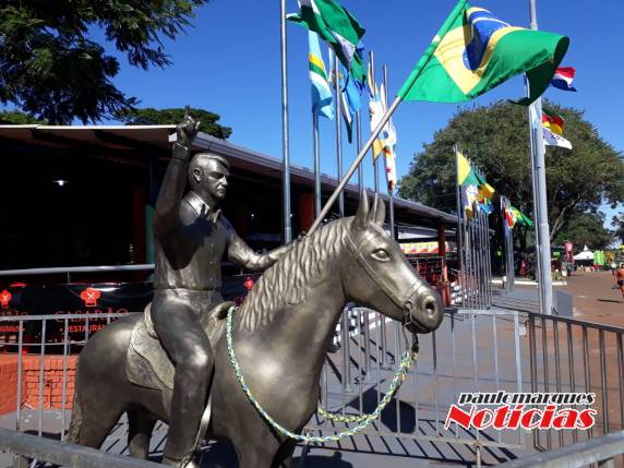 A homenagem é um agradecimento pela visita de um Presidente da República depois de 41 anos