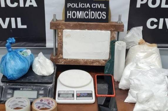 Mulher, de 23 anos, foi detida em flagrante no local. Um suspeito também foi capturado
