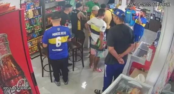 Eles entraram ao mesmo tempo em loja de conveniência e levaram vários produtos em Dionísio Cerqueira, segundo PM.