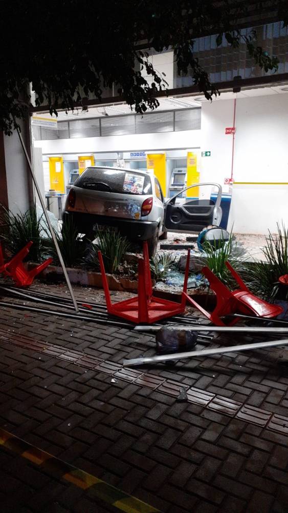 Veículo invade agência do Banco do Brasil em Tenente Portela - foto 3
