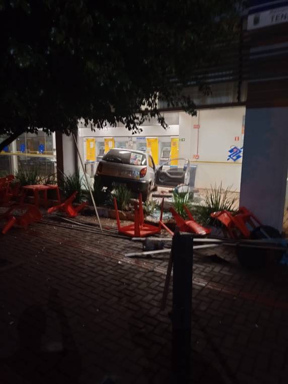 Veículo invade agência do Banco do Brasil em Tenente Portela - foto 2