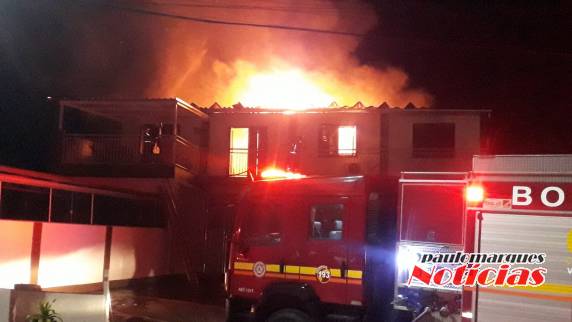 Incêndio destrói residência da família do ex-prefeito Fischer, em Três de Maio; VEJA VÍDEO - foto 3