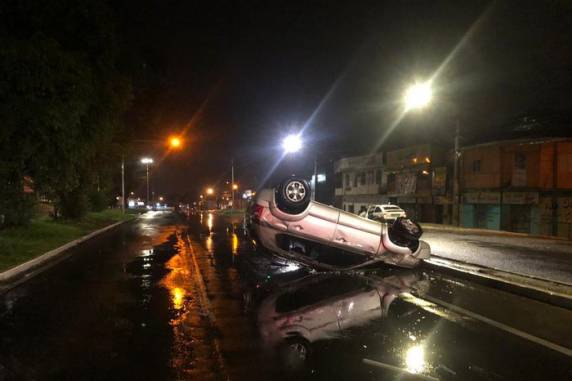 Motorista teria perdido o controle do Tucson, que capotou na altura do km 3. Segundo a BM, homem apresentava sinais de embriaguez e foi preso em flagrante