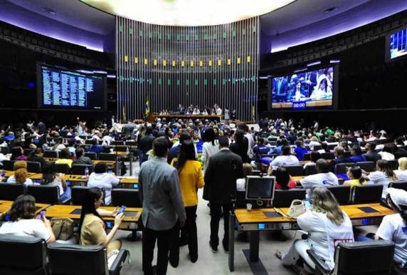 Texto prevê mínimo salarial de R$ 4.750 para enfermeiros e valores menores para parteiras, técnicos e auxiliares de enfermagem. Projeto que vai à sanção não indica fonte de recursos.