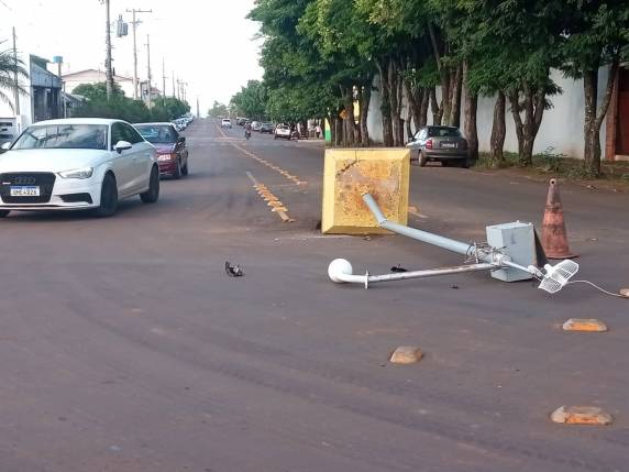Veículo destrói estrutura de câmera de monitoramento público, no bairro Glória em Três de Maio - foto 2