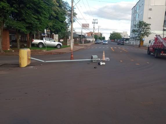 Veículo destrói estrutura de câmera de monitoramento público, no bairro Glória em Três de Maio - foto 3