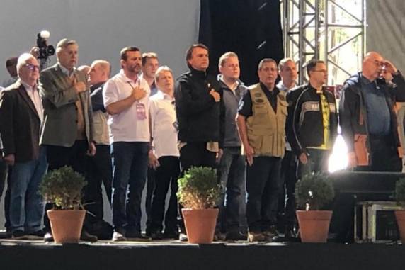 Recebido aos gritos de mito, o presidente voltou a criticar política da estatal