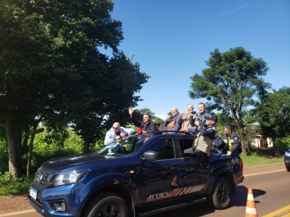 Recepção calorosa e críticas à Petrobras: como foi a passagem de Bolsonaro pela Fenasoja - foto 2