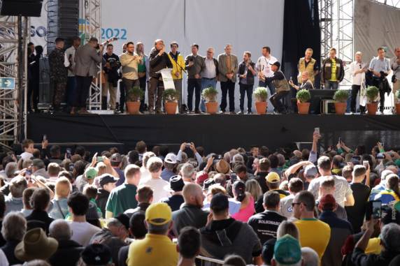 Recepção calorosa e críticas à Petrobras: como foi a passagem de Bolsonaro pela Fenasoja - foto 3