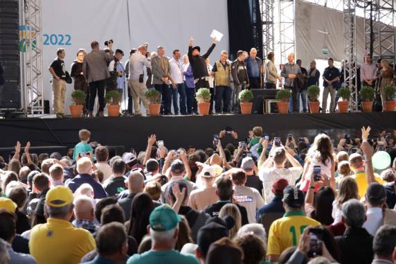 Presidente circulou pela feira e participou do encerramento da colheita da soja