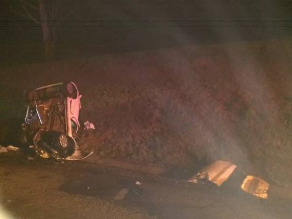 Veículos colidiram na BR-116, no trevo que dá acesso ao aeroporto do município de Correia Pinto, no km 224, por volta das 21h40.