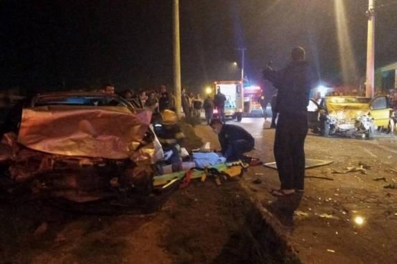 Acidente envolveu dois carros na noite deste domingo (8) em uma avenida importante da cidade