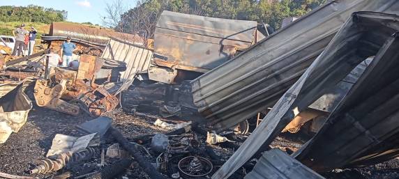 Incêndio destrói galpões no interior de Nova Candelária - foto 3