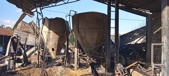 Incêndio destrói galpões no interior de Nova Candelária - foto 4