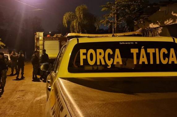 Os ocupantes do automóvel, dois homens de 29 e 39 anos, foram presos no local