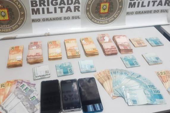 BM intercepta veículo clonado com explosivos no porta-malas e apreende mais de R$ 25 mil em Gravataí - foto 2