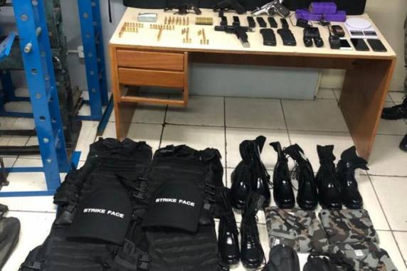 Material foi encontrado após abordagem a dois homens armados que estavam no pátio da residência