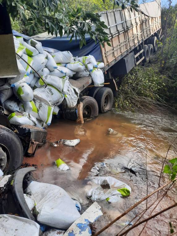 Carreta cai no leito do rio Lajeado Cachoeira em São José do Inhacorá - foto 2