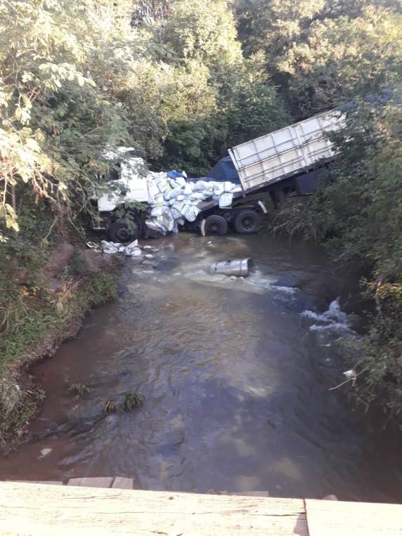 Carreta cai no leito do rio Lajeado Cachoeira em São José do Inhacorá - foto 4