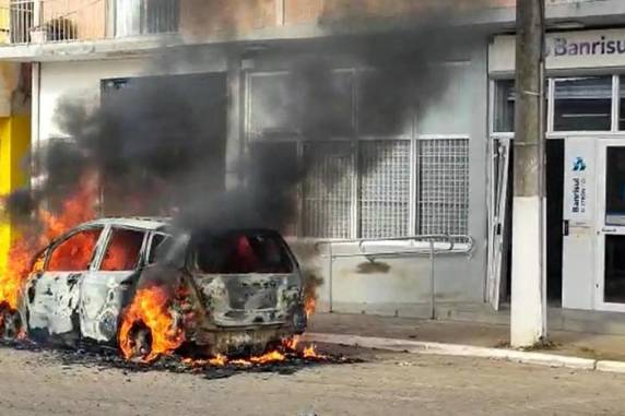 Criminosos obrigaram moradores do município a formarem um cordão humano no começo da tarde desta sexta-feira; vítimas já foram liberadas