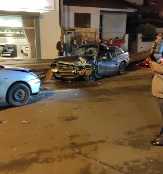O acidente envolveu três automóveis