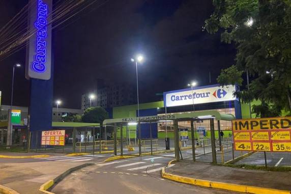 Cinco funcionários ficaram trancados durante a ação, mas não foram feridos