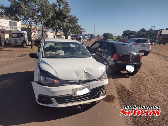 Dois automóveis Gol colidiram na Área Industrial