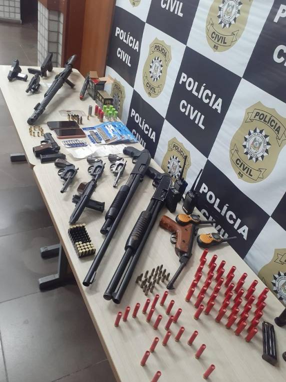 Indícios apontam que suspeito estaria fornecendo armamento para facções da cidade