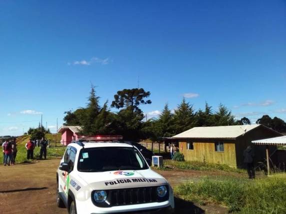 Adolescente de 17 anos foi baleada na nuca por motociclista em Cerro Negro, conforme Polícia Civil. Ela era casada e marido não estava em casa na hora do crime.