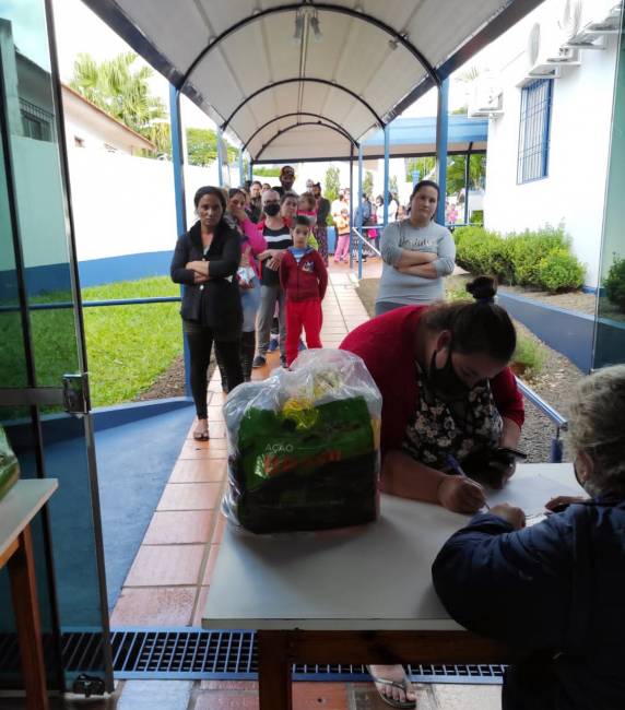 Apae de Três de Maio entrega cem cestas básicas para famílias de usuários - foto 2