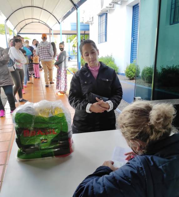 Apae de Três de Maio entrega cem cestas básicas para famílias de usuários - foto 3