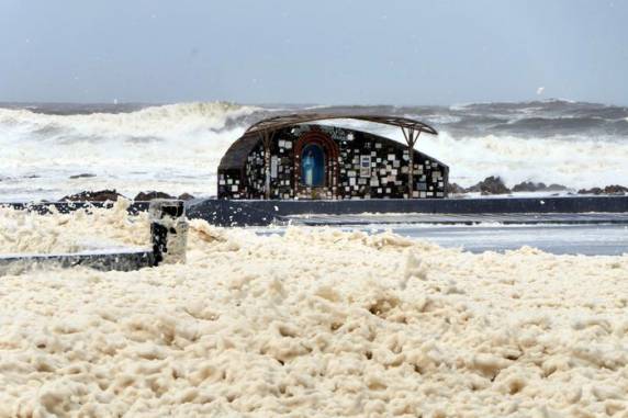 A cidade costeira Punta del Este, um dos principais destinos turísticos no país, registrou uma "tempestade de espuma" devido ao ciclone