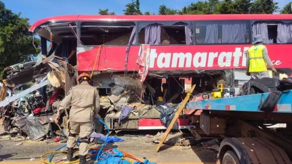 Outras vítimas foram socorridas em estado grave e encaminhadas ao hospital. Ônibus transportava 45 passageiros.