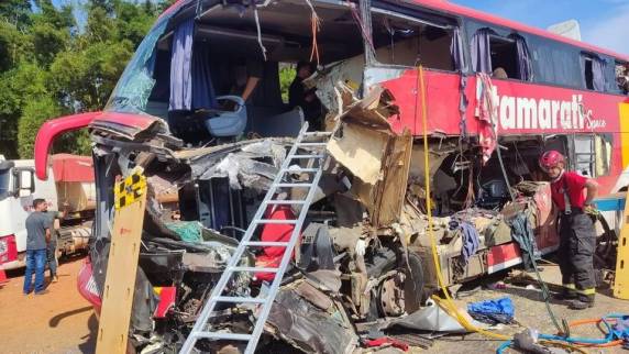 Outras vítimas foram socorridas em estado grave e encaminhadas ao hospital. Ônibus transportava 45 passageiros.