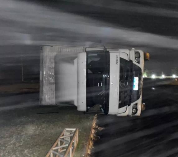 Lucas Faust precisou de ajuda para sair do veículo depois do acidente. Polícia Militar Rodoviária flagrou o momento em que o veículo tombou, em Bom Jardim da Serra.