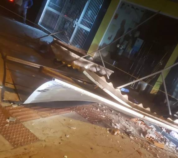 'Coloquei o cinto e esperei tombar', diz motorista de caminhão derrubado por vento em SC - foto 2