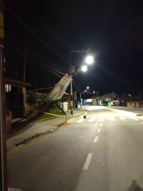 'Coloquei o cinto e esperei tombar', diz motorista de caminhão derrubado por vento em SC - foto 3