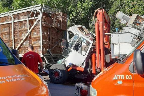 Veículos colidiram na descida da serra